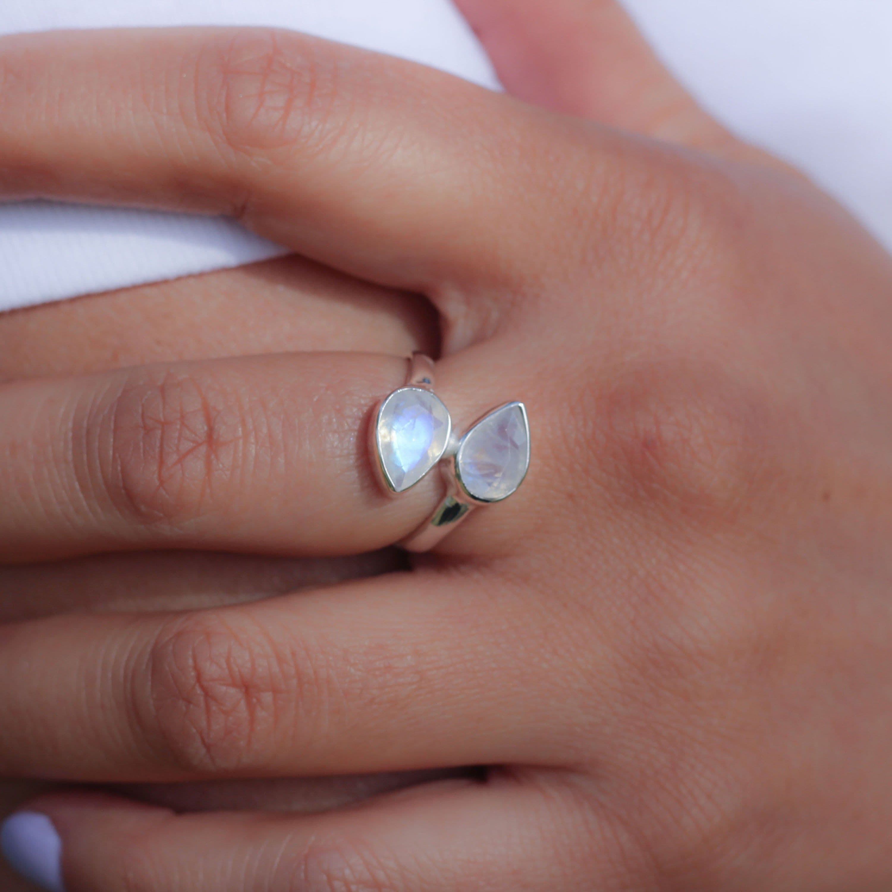 image-Bague "Pouvoirs du Féminin" en Pierre de Lune et Argent 925