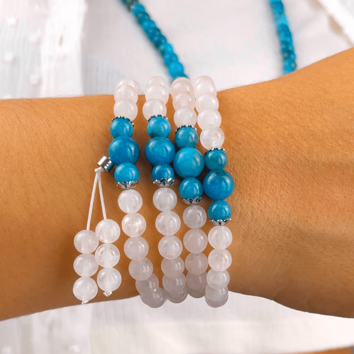 image-Bracelet Mala "Guan Yin" en Pierre de Lune et Apatite Bleue