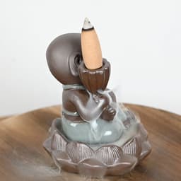 image-Brûleur d'encens en céramique "Petit Moine de l'Épanouissement"