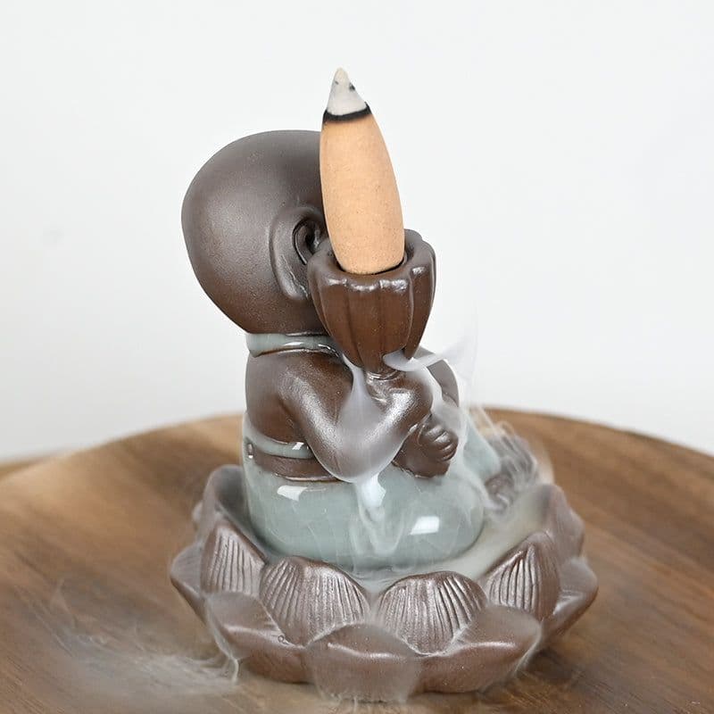 image-Brûleur d'encens en céramique "Petit Moine de l'Épanouissement"