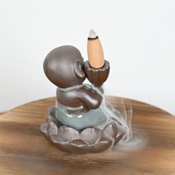 image-Brûleur d'encens en céramique "Petit Moine de l'Épanouissement"