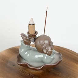 image-Brûleur d'encens en céramique "Petit Moine de la Relaxation"