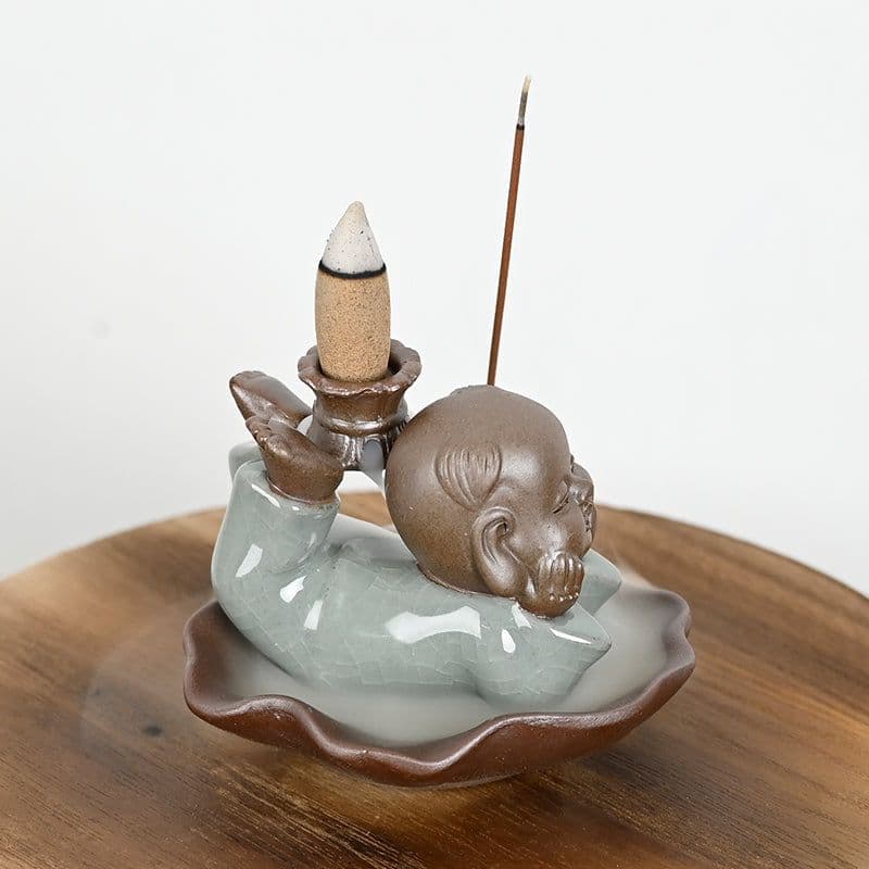 image-Brûleur d'encens en céramique "Petit Moine de la Relaxation"