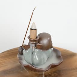 image-Brûleur d'encens en céramique "Petit Moine de la Relaxation"