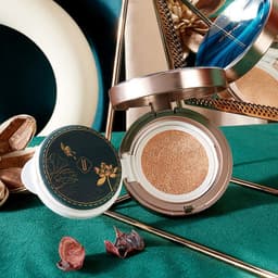 image-A Box Of Eight-Piece Floral Jade Jade Makeup Set