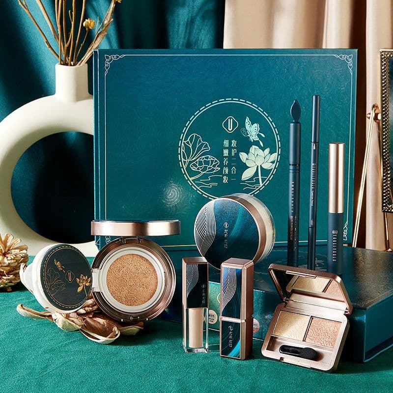 image-A Box Of Eight-Piece Floral Jade Jade Makeup Set