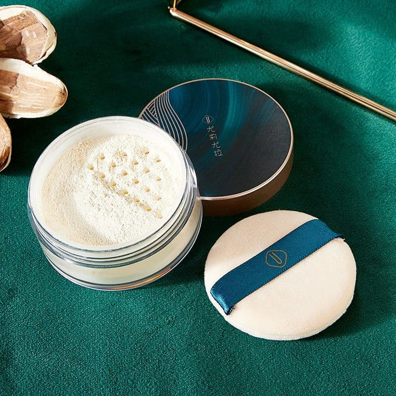 image-A Box Of Eight-Piece Floral Jade Jade Makeup Set
