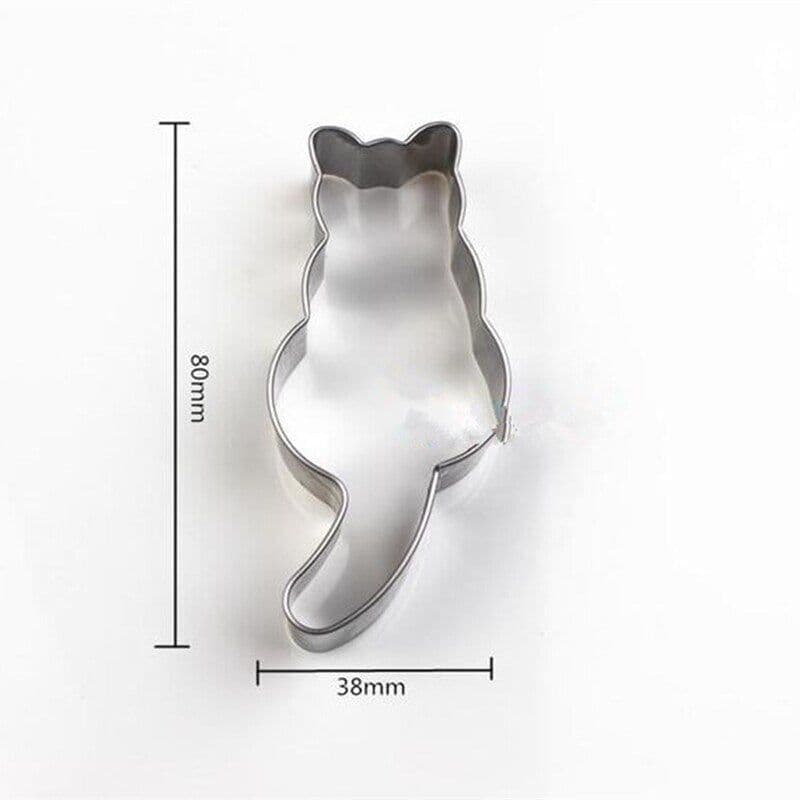 image-Baking Cookies And Icing Biscuits Cat Mold