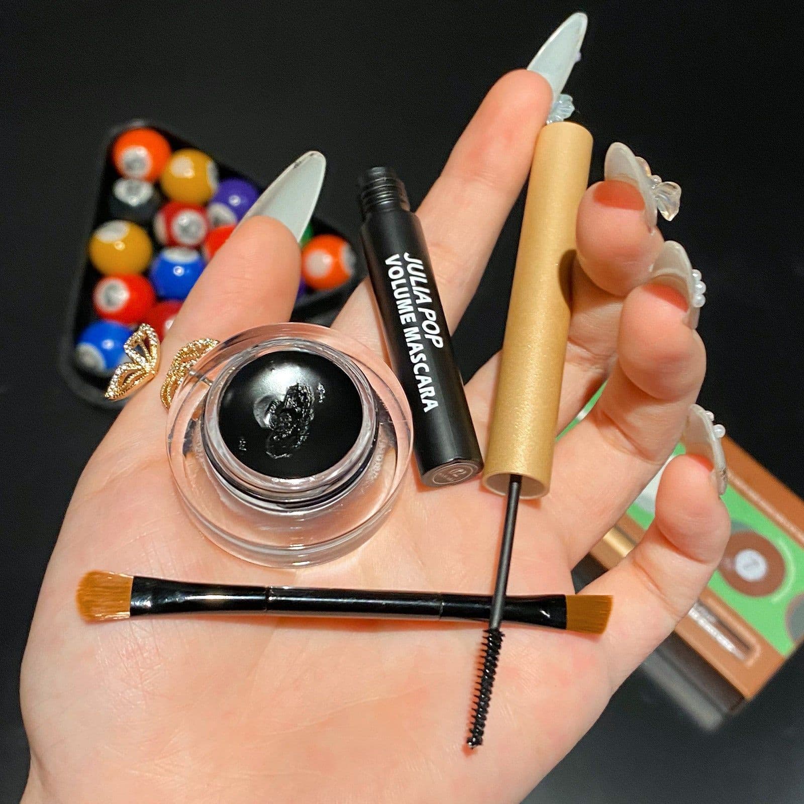 image-Eyeliner Makeup Set Is Smudge-free And Waterproof
