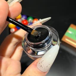 image-Eyeliner Makeup Set Is Smudge-free And Waterproof