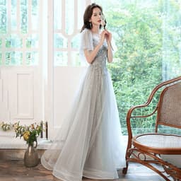 image-Evening dress is a light and luxurious dress for a banquet