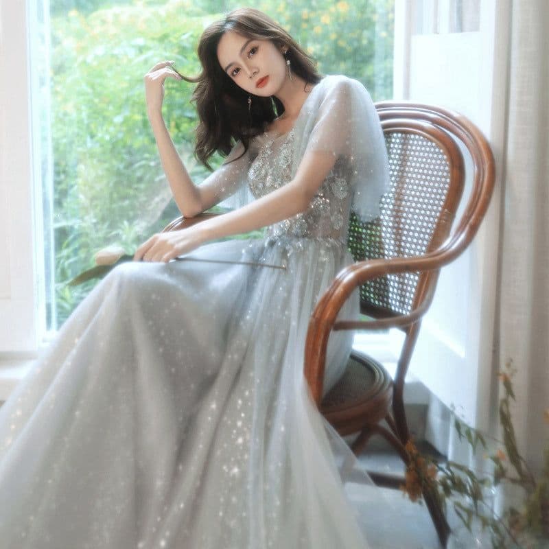 image-Evening dress is a light and luxurious dress for a banquet