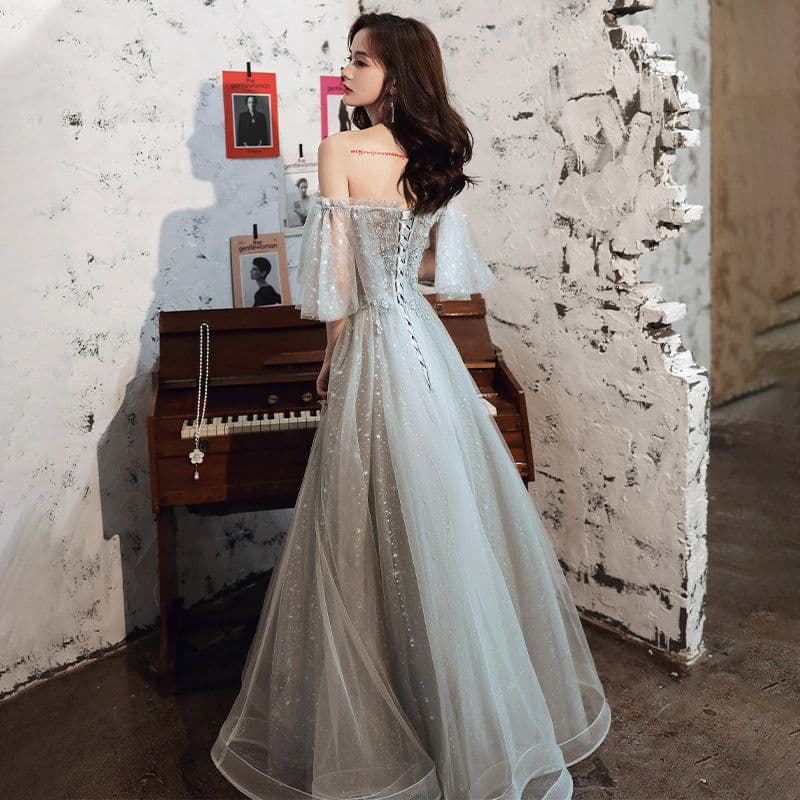 image-Evening dress is a light and luxurious dress for a banquet