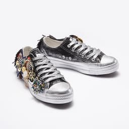 image-Vintage Badge Personalized Casual Canvas Shoes