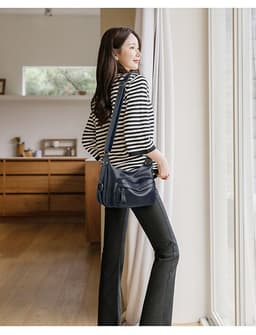 image-Simple And Versatile Large Capacity Crossbody Bag