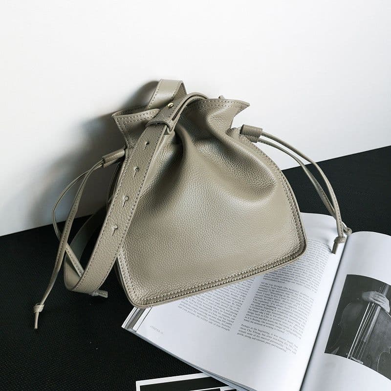 image-One-shoulder Crossbody First Layer Cowhide Pull-belt Bucket Bag