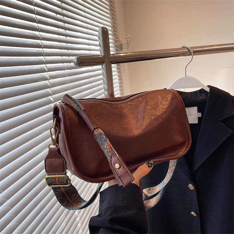 image-Fashion Oil Wax Cowhide Messenger Bag