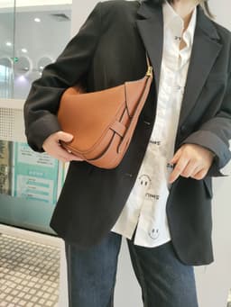 image-Leather One-shoulder Handbag