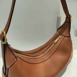 image-Leather One-shoulder Handbag