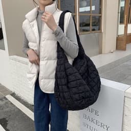 image-Pleated Casual Cool Shoulder Messenger Bag
