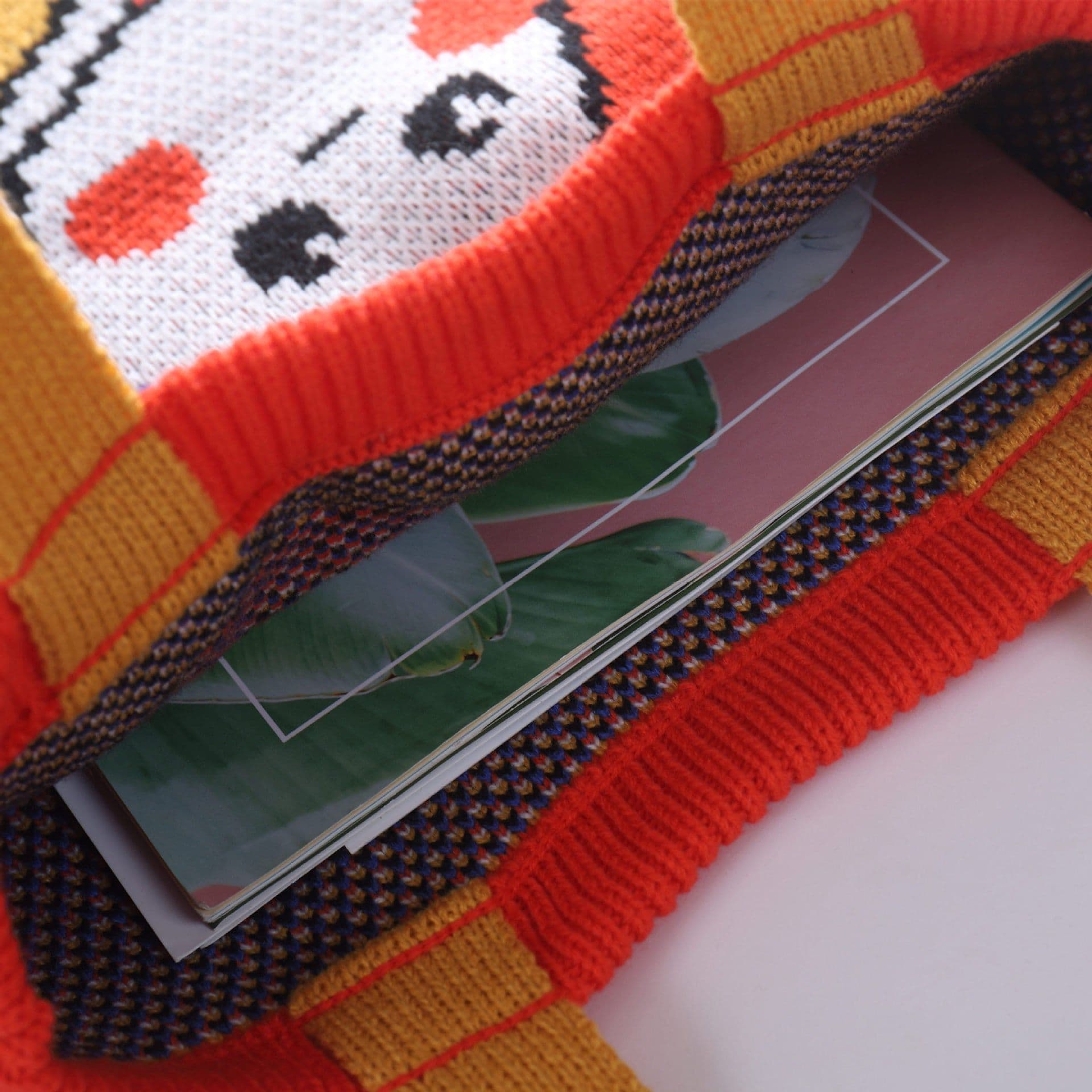 image-Girl Woven Bag Portable With Pearl Earrings