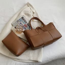image-Design Large Capacity Shoulder Bag Women's Fashion Weaving