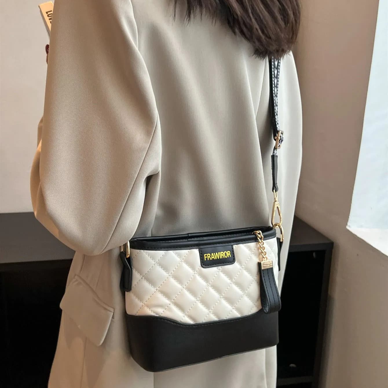 image-Fashion Rhombus Contrast Color Wide Shoulder Strap Crossbody Bag