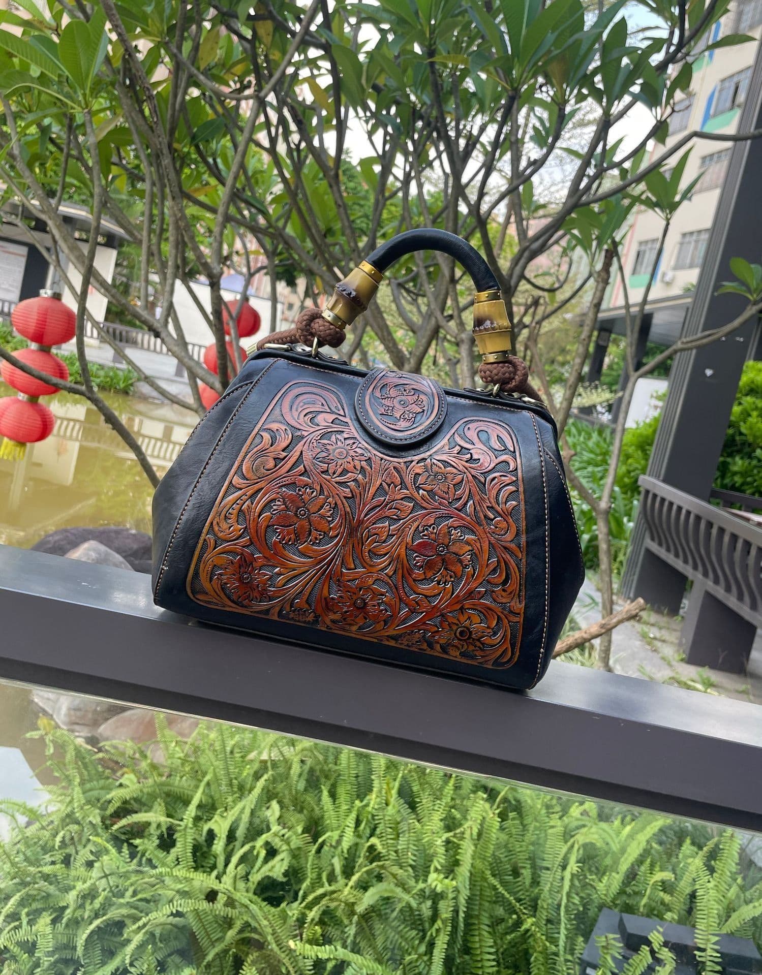image-Women's Fashion Retro Clip Leather Carving Shoulder Messenger Bag