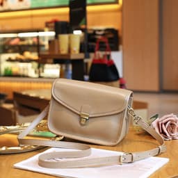 image-Women's Messenger Bag Large Capacity Genuine Leather High Sense