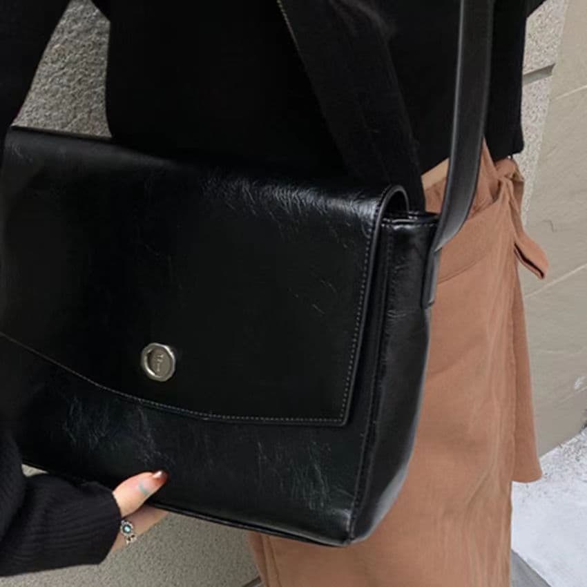 image-Large Capacity Tote Retro Textured Commuter Bag