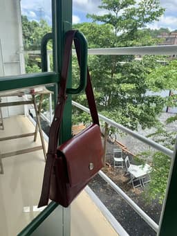 image-Large Capacity Tote Retro Textured Commuter Bag