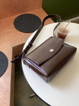 image-Large Capacity Tote Retro Textured Commuter Bag