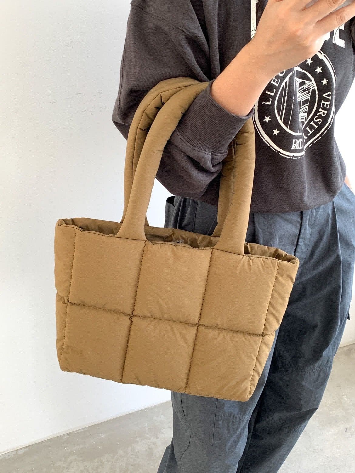 image-Large Capacity Plaid One-shoulder Portable Commuter Hand-carrying Bag