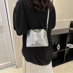 image-Women's Fashion Casual Large Capacity Solid Color Crossbody Bag