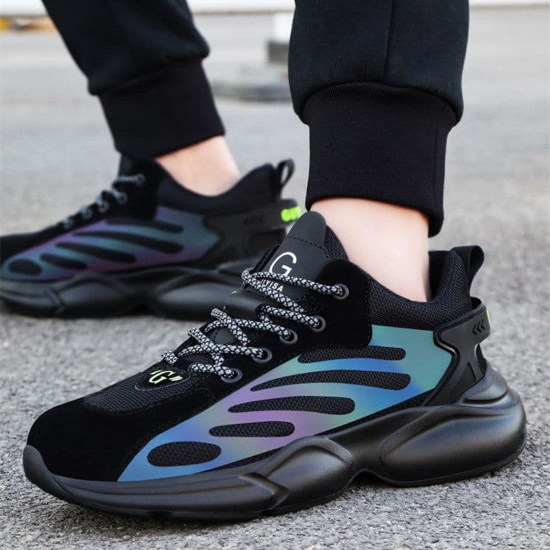 image-Wearing Protective Shoes For Male Workers To Prevent Smashing And Stabbing