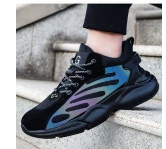 image-Wearing Protective Shoes For Male Workers To Prevent Smashing And Stabbing