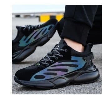 image-Wearing Protective Shoes For Male Workers To Prevent Smashing And Stabbing