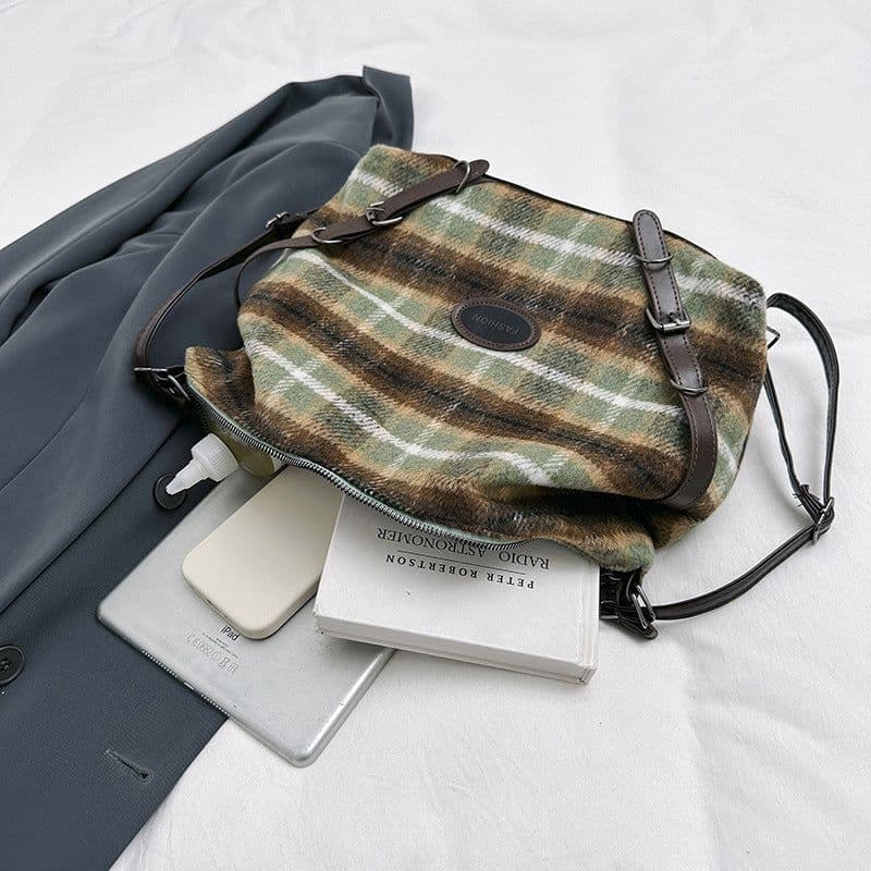 image-Simple And Portable Fashion Underarm Crossbody Bag