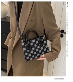 image-Plaid New Korean Style Fashionable Trendy One-shoulder Winter Textured Messenger Bag