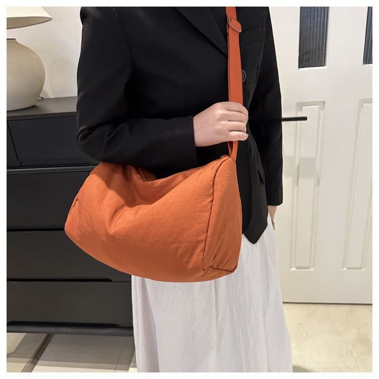 image-One-shoulder Nylon Large-capacity Bucket Bag Vintage