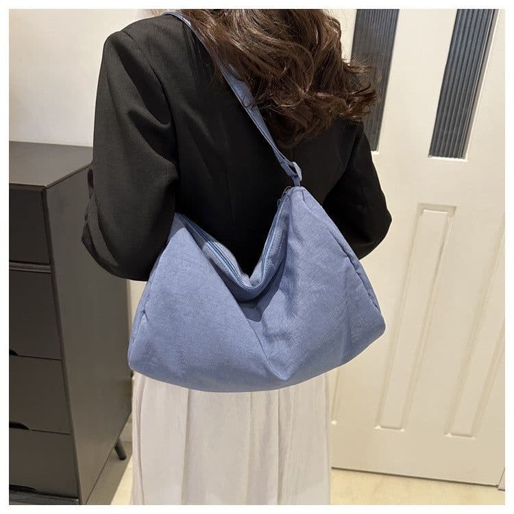 image-One-shoulder Nylon Large-capacity Bucket Bag Vintage