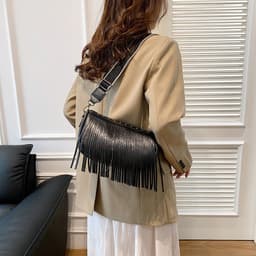 image-Ladies Tassel Retro Large Capacity Shoulder Bag