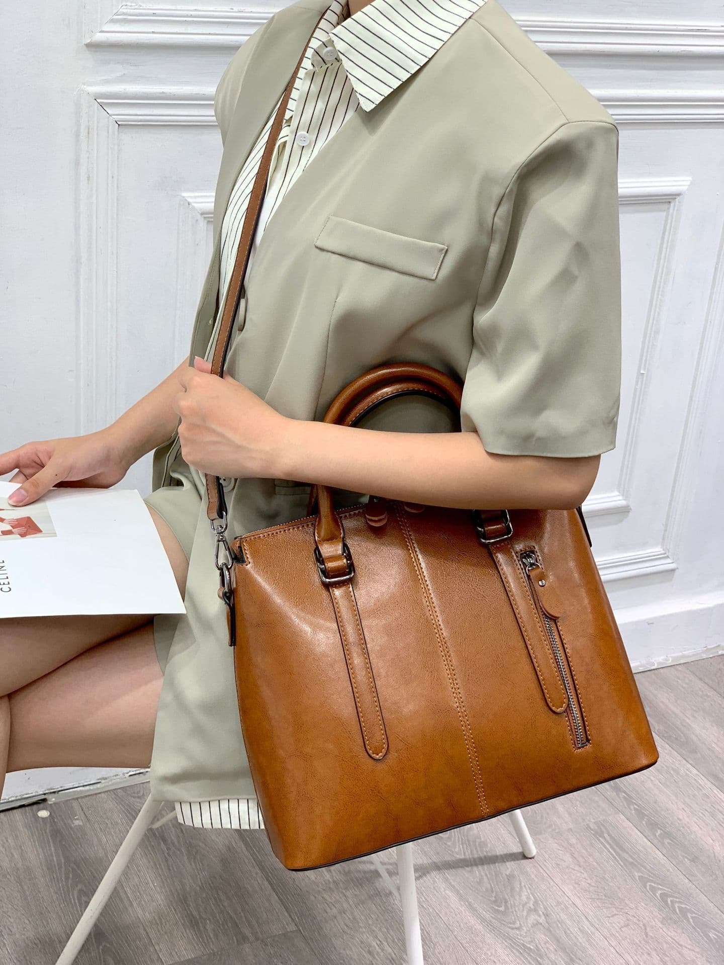 image-Large-capacity Bucket Retro Shoulder Messenger High-grade Tote Bag