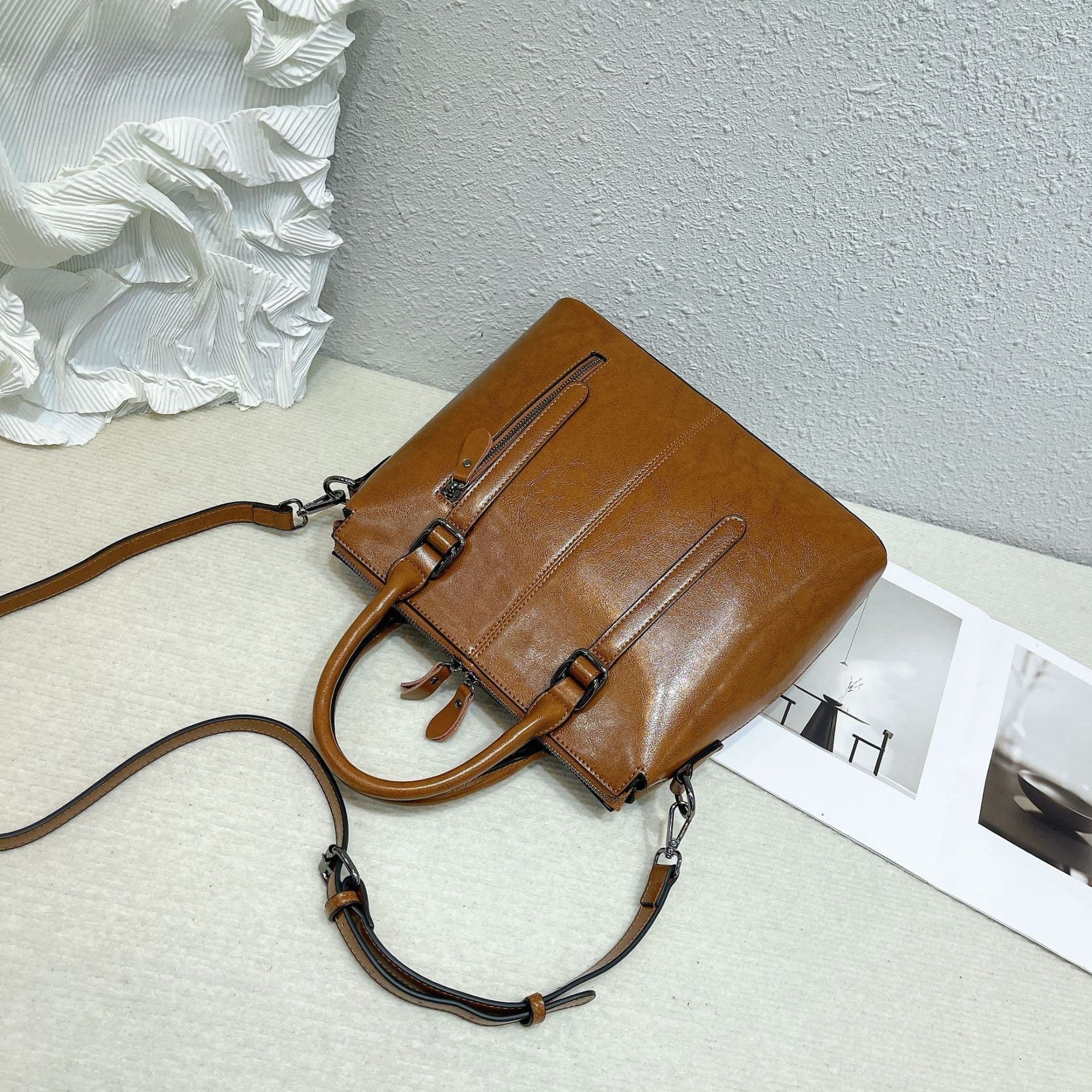 image-Large-capacity Bucket Retro Shoulder Messenger High-grade Tote Bag