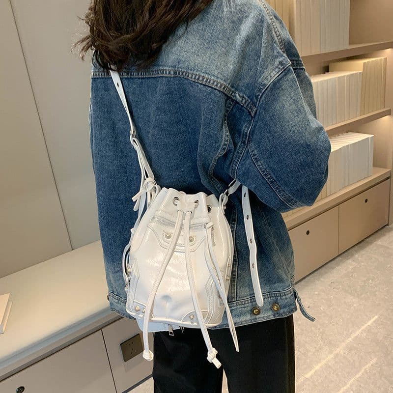 image-Women's Messenger Bag Heavy Industry Rivets Trendy Pull-belt Fashion