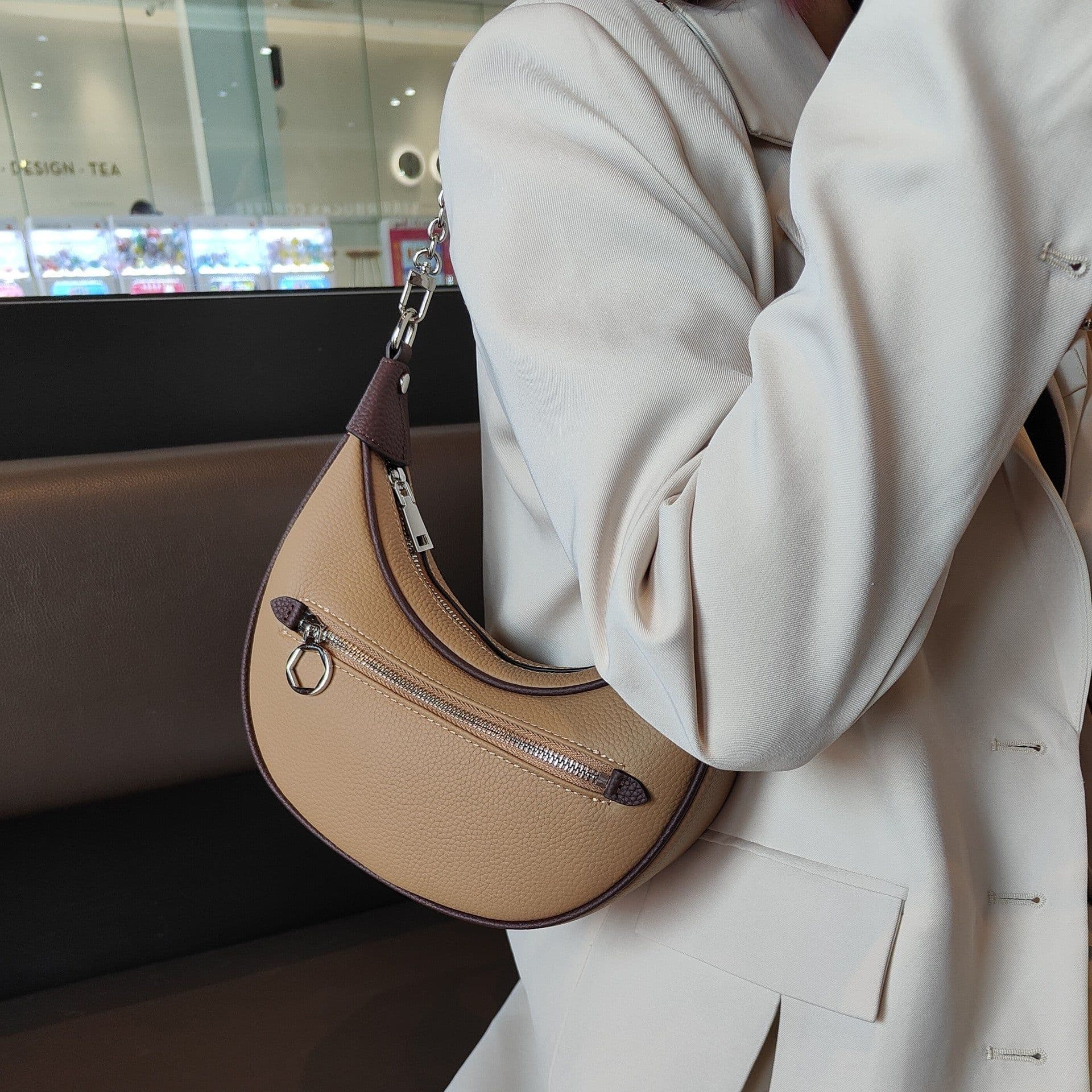image-Fashion Women's Cowhide Chain Shoulder Bag