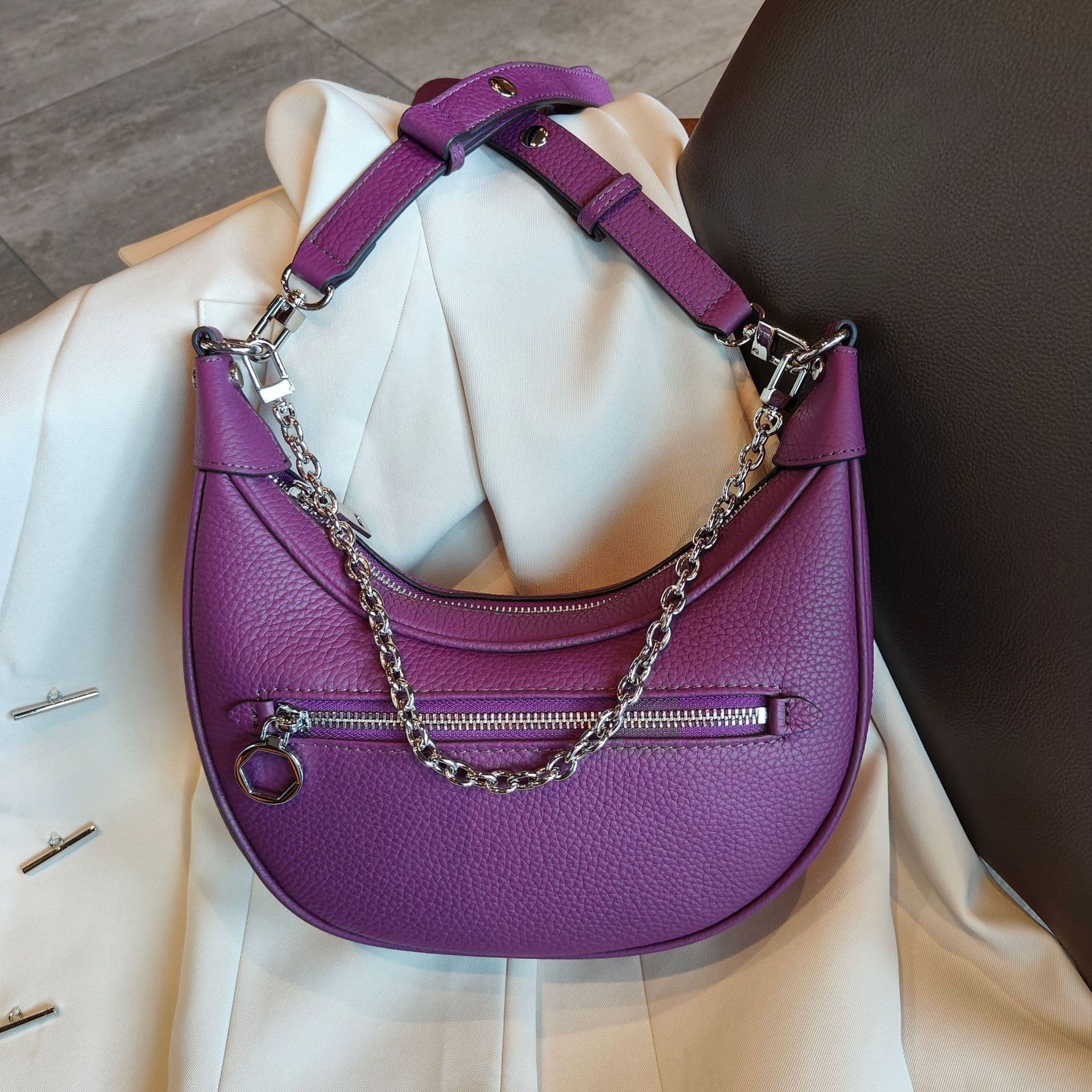 image-Fashion Women's Cowhide Chain Shoulder Bag