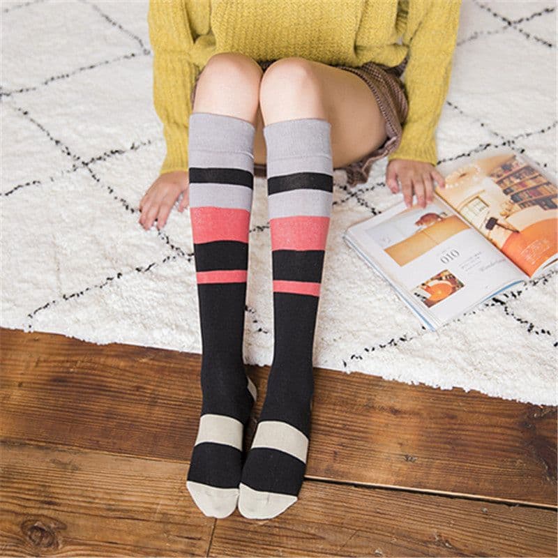image-Contrasting color knee-length women's socks