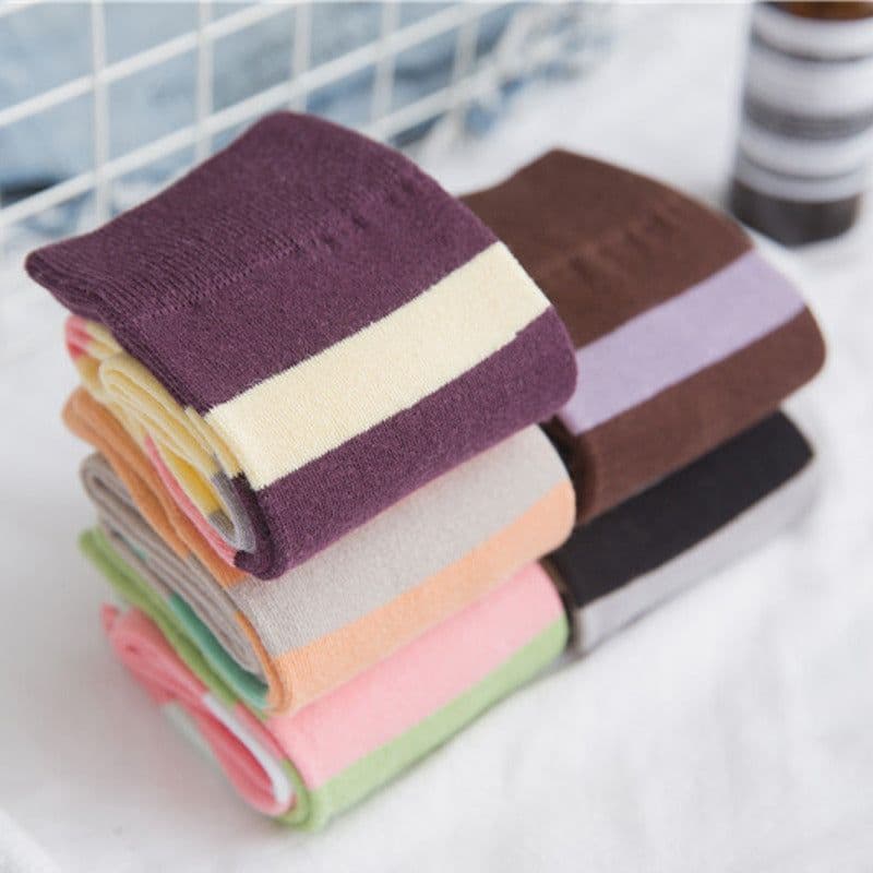 image-Contrasting color knee-length women's socks
