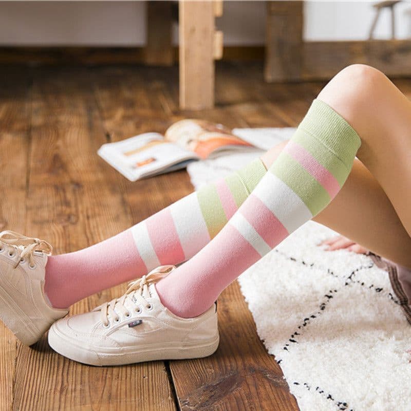 image-Contrasting color knee-length women's socks